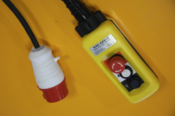 Bediening van de elektrohydraulische heftafel Bediening van de elektrohydraulische heftafel
