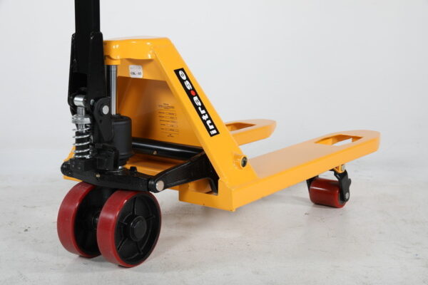 Korte palletwagen HPT-V – 2500 kg, vorken van 800 mm en polyurethaan wielen Korte palletwagen HPT-V – 2500 kg, vorken van 800 mm en polyurethaan wielen