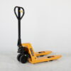 Korte palletwagen HPT-V – 2500 kg, vorken van 650 mm en polyurethaan wielen Korte palletwagen HPT-V – 2500 kg, vorken van 650 mm en polyurethaan wielen