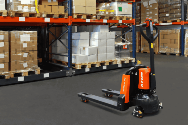 PTE15Q ATOM elektrische palletwagen met vorken van 540 × 1150 mm PTE15Q ATOM elektrische palletwagen met vorken van 540 × 1150 mm
